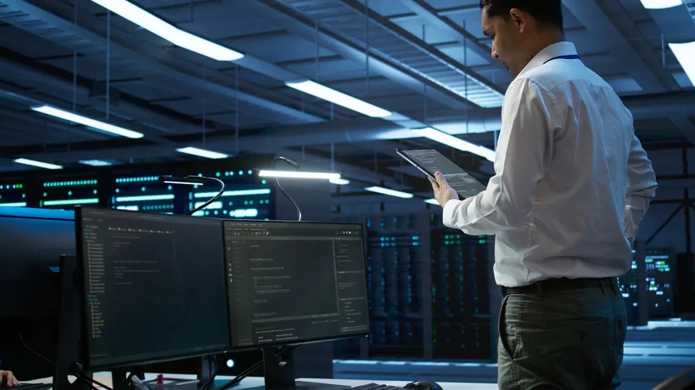 Data,Center,Engineer,Responsible,For,Installation,And,Repair,Of,Networking